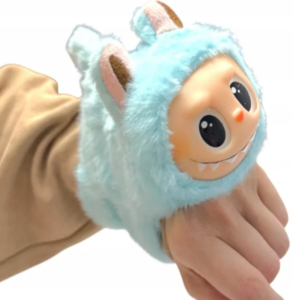 Éneklő Labubu plüss csuklópánttal – interaktív kabala fiús színben (BBJ) - Image 7