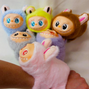 Éneklő Labubu plüss csuklópánttal – interaktív kabala fiús színben (BBJ) - Image 10