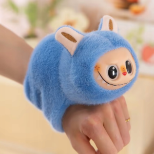 Éneklő Labubu plüss csuklópánttal – interaktív kabala fiús színben (BBJ) - Image 6