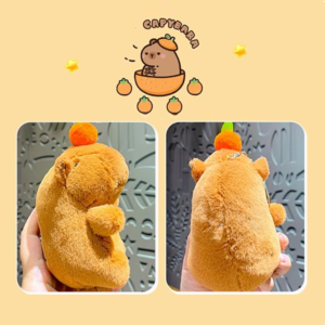 Capybara plüss kulcstartó sárgarépával– 12 cm-es aranyos állatfigura táskadísz és kulcstartó egyben (BBJ) - Image 7