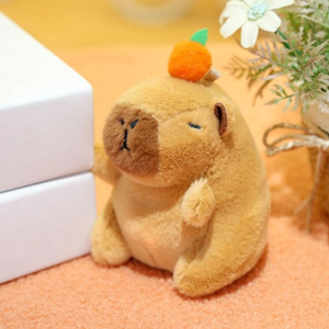 Capybara plüss kulcstartó sárgarépával– 12 cm-es aranyos állatfigura táskadísz és kulcstartó egyben (BBJ) - Image 9