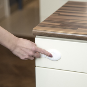 Univerzális biztonsági fiók- és szekrényzár – gyerekvédő zár rendszer bababiztonsághoz, egyszerű felszereléssel (BLLV) - Image 5