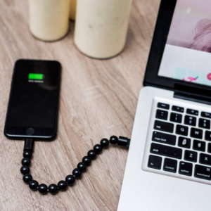 Fekete színű USB töltőkábel karkötő iPhone-hoz – lightning csatlakozó (BLLV) - Image 3